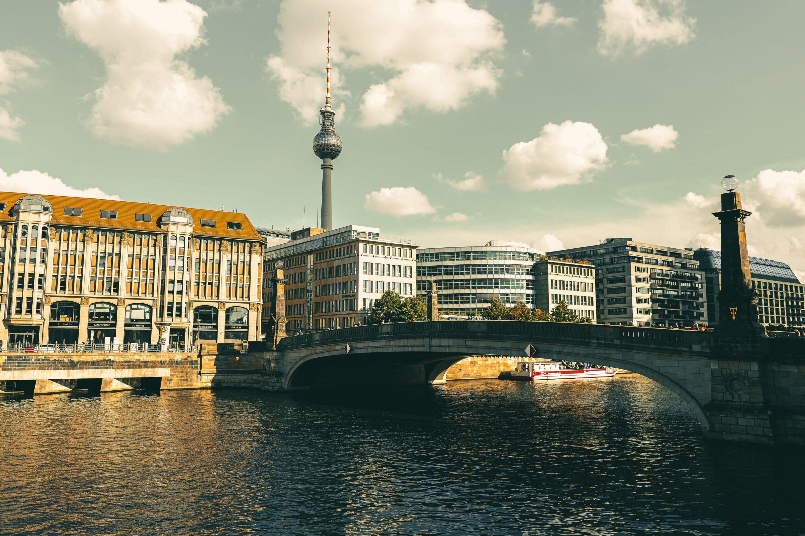 Blick über die Spree zum Berliner Fernsehturm